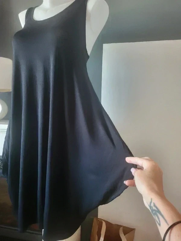 Robe noire asymétrique